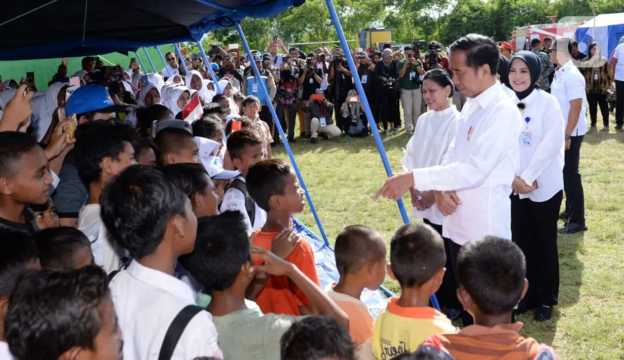 Presiden Joko Widodo dan Ibu Negara Iriana menyapa anak-anak pengungsi korban gempa di Universitas Darussalam, Kecamatan Tulehu, Kabupaten Maluku Tengah (29/10/2019). Menurut Kepala BNPB Doni Monardo, ada sekitar 12.137 unit rumah yang rusak akibat gempa Maluku.  (Liputan6.com/Biro Pers)