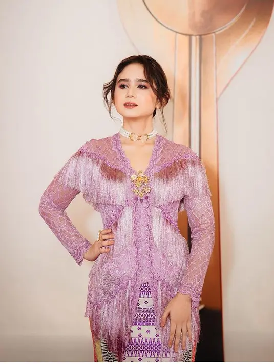 Tissa pun menambahkan aksesori kalung mutiara dan bros keemasannya. Dengan makeup fresh mengaplikasikan lipstik glossy. [@tissabiani]