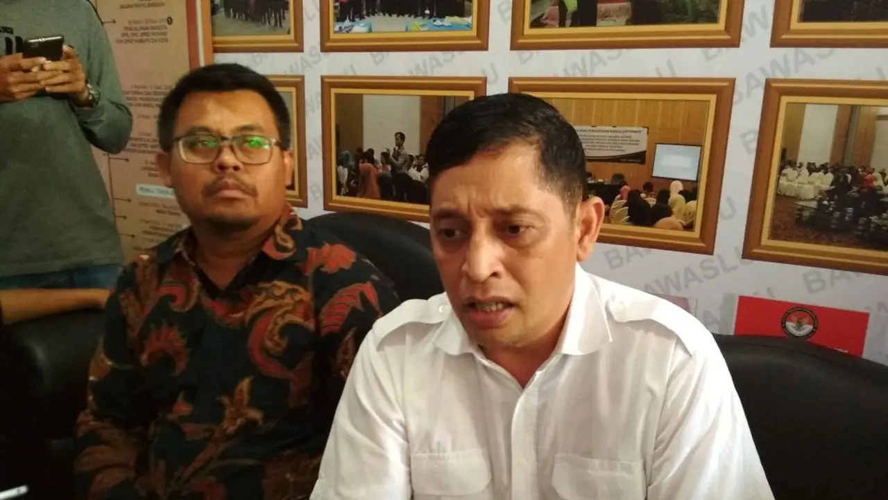 Kuasa hukum Siswandi, Bob Hasan mendatangi kantor Panwaslu Kota Cirebon untuk memberikan keterangan terkait dugaan mahar politik dari PKS dalam mengeluarkan rekomendasi partai.