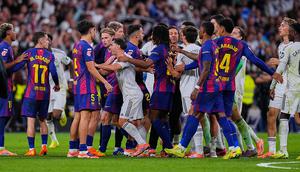 Pemain Real Madrid dan Barcelona bersitegang dalam laga La Liga 2025/2026 di Santiago Bernabeu, 26 Oktober 2025. (AP Photo/Manu Fernandez)