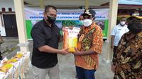 Bupati Keerom Piter Gusbager menerima bantuan bibit jagung varietas Betras 1 dari Kementan, melalui TNI-Satgas Mandala 2 sebanyak 31,5 ton (Dok. Satgas Mandala 2 / Liputan6.com)