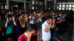 Usai melakukan salat Jumat, sejumlah warga melakukan salat Gaib di Mesjid Agung Al'Akbar, Surabaya, Jumat (2/1/2015). Salat Gaib dilakukan untuk mendoakan korban kecelakaan pesawat AirAsia QZ8501. (Liputan6.com/Johan Tallo)