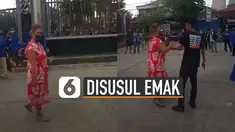 Nasib apes dialami pemuda ini yang sedang ikut demo. Emaknya menyusulnya dan menyuruhnya pulang.