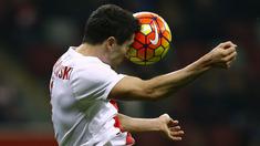 Aksi Striker Polandia, Robert Lewandowski, saat bertanding dalam laga persahabatan melawan Islandia di Stadion Nasional, Warsawa, Polandia, (13/11/2015). (Reuters/Kacper Pempel)