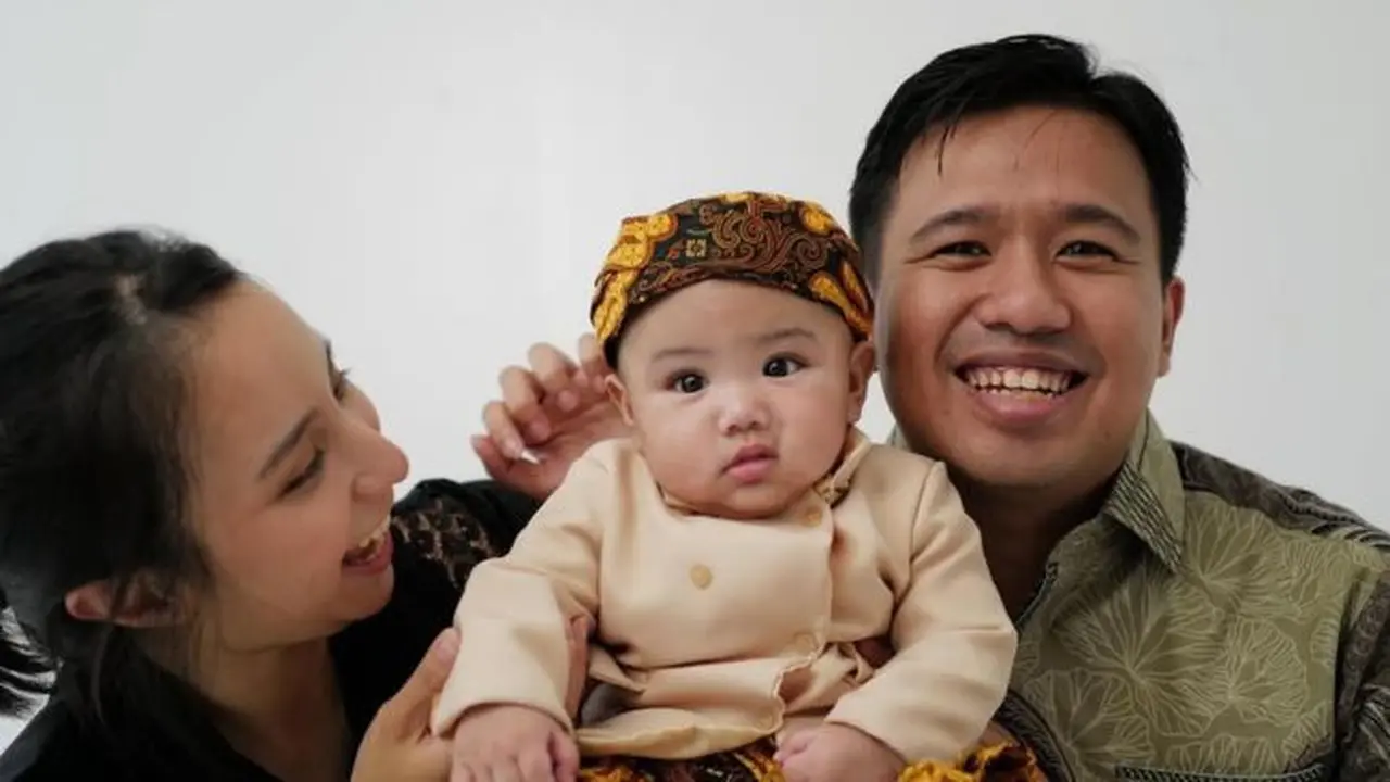 7 Potret Elio Anak Joshua dan Clairine Pakai Blangkon, Gemas Maksimal. (instagram/clairineclay, instagram/jojosuherman)