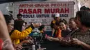 Warga mengantri untuk membeli sembako pada Pasar Murah Ramadan 2016 di kawasan Pasar Benhil, Jakarta, Minggu (5/6/2016). Pasar Murah Ramadan 2016 ini diadakan oleh Artha Graha Peduli. (Liputan6.com/Faizal Fanani)