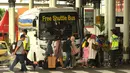 Tampak bus suttle bandara di Soekarno Hatta, Cengkareng, Rabu (24/12). Para penumpang ada yang sampai menunggu berjam - jam akibat penerbangannya mengalami keterlambatan. (Liputan6.com/Faisal R Syam)