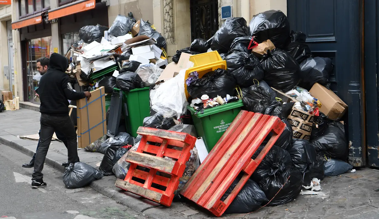 Para pekerja yang mengumpulkan sampah melakukan protes delapan hari terhadap usulan reformasi pensiun Presiden Emmanuel Macron. (Photo by Bertrand GUAY / AFP)