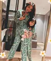 Di sini Gisel dan Gempi kompak mengenakan piyama atau baju tidur kembar. Bernuansa hijau dengan motif bunga tulip berwarna kuning, piyama lengan panjang yang dikenakan keduanya memiliki detail kerah dan kancing. Foto: Instagram.