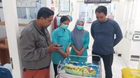 Bayi perempuan yang dibuang di warung kopi mendapatkan perawatan di RSUD Blambangan Banyuwangi (Hermawan Arifianto/Liputan6.com)