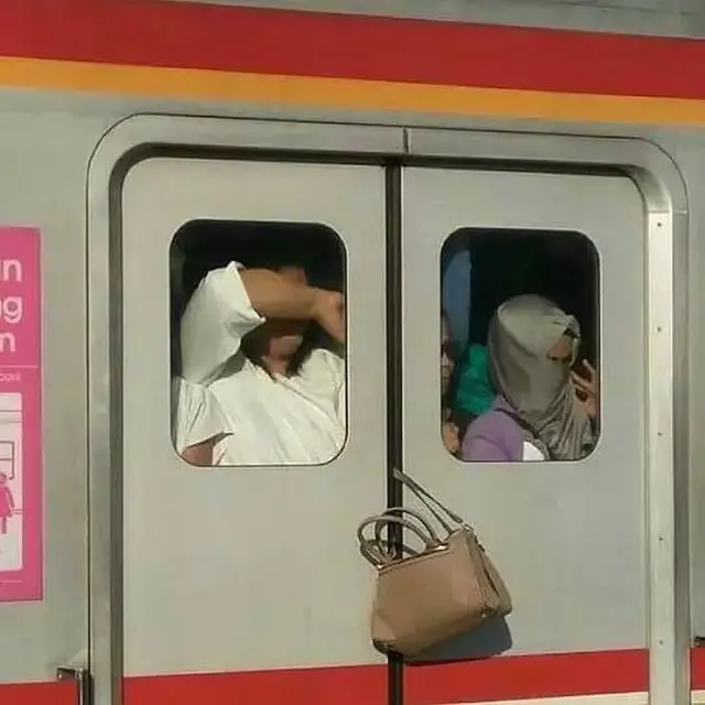 7 Aksi Kocak Orang Enggak Kebagian Tempat Duduk di Kereta Ini Kreatif Banget