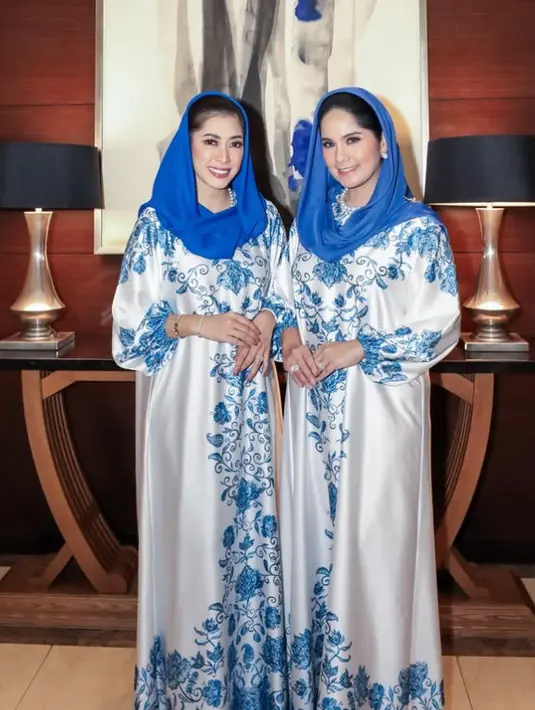 <p>Annisa Pohan dan Aliya Rajasa pun tampil kembar mengenakan dress panjang lengan puffer. Dress satin warna dasar putih tersebut memiliki motif floral biru. [@annisayudhoyono]</p>