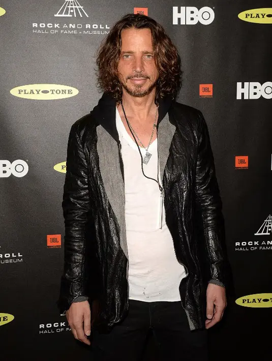 Melansir Ace Showbiz, dilaporkan Vicky dan Cornell bicara lewat telepon setelah konser di Detroit berlangsung. Dalam percakapannya, Vicky mengatakan bahwa Cornell terus mengulang kalimat ‘Aku Lelah’. (AFP/Bintang.com)