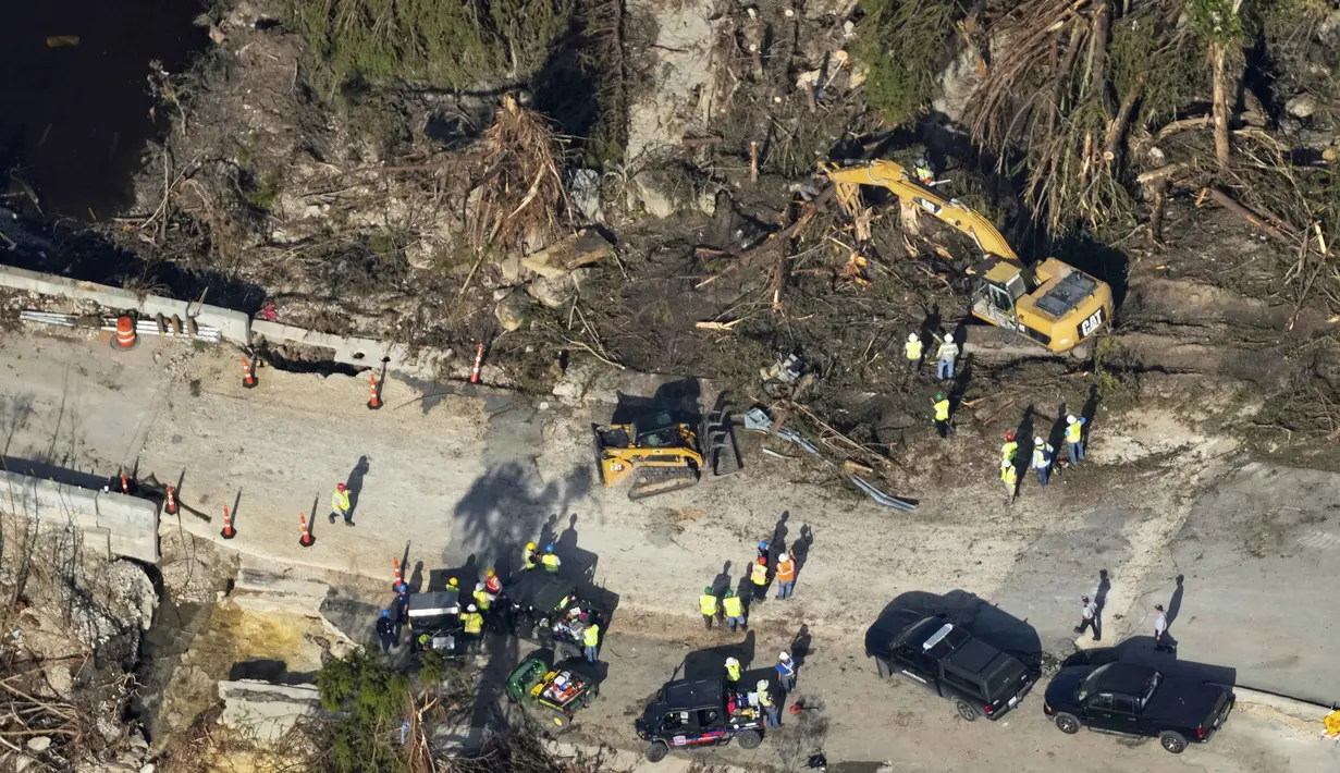 Ratusan pekerja serta tim pencari dan penyelamat gabungan di Kerr County dibantu sejumlah komunitas di Texas tengah terus melakukan penyisiran tumpukan puing berlumpur. (AP Photo/Gerald Herbert)