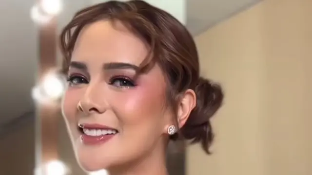 Potret Astrid Tiar di Trending Awards 2024 (credit: https://www.instagram.com/dhirmanputra/).