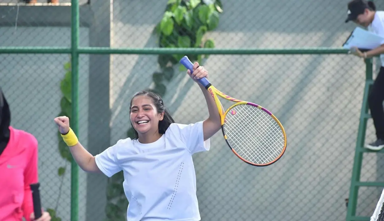 Ternyata, inilah salah satu rahasia ibu dua anak itu supaya terlihat makin fresh. Caca Tengker diketahui rutin berolahraga tenis. (Liputan6.com/IG/@cacatengker).