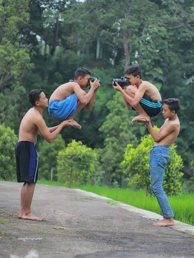 6 Editan Foto 2 Sahabat Pegang Kamera Ini Nyeleneh, Kocak