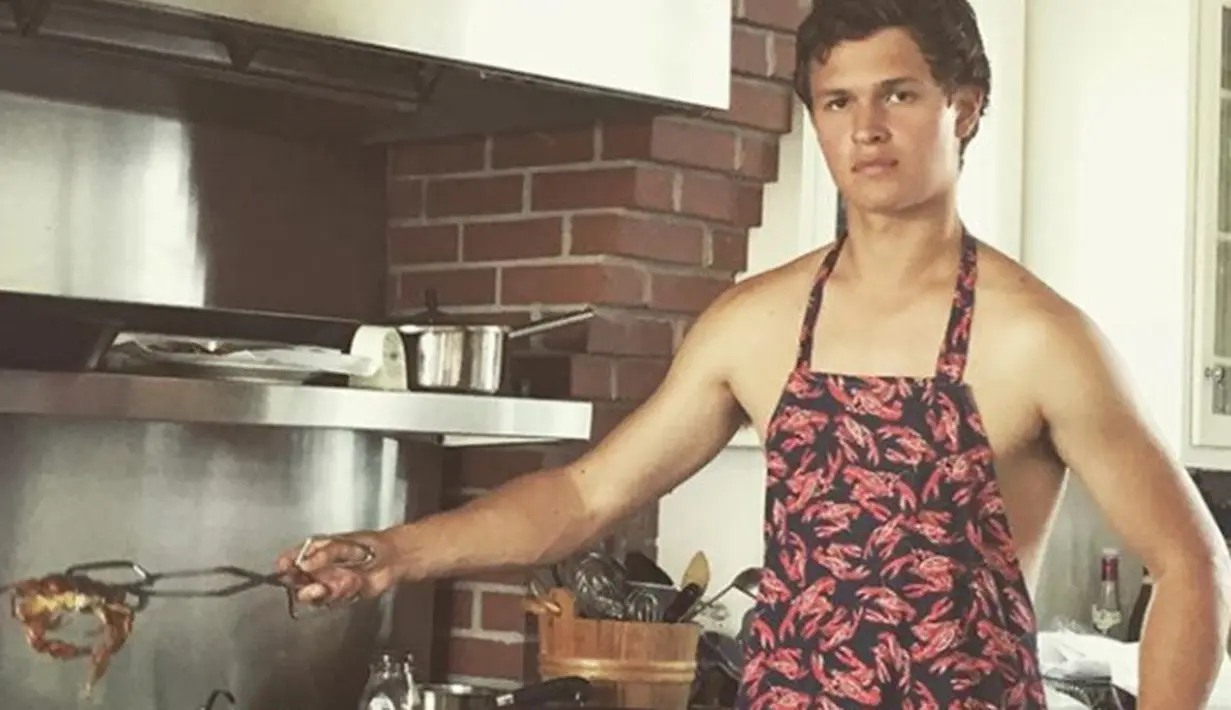 Ansel Elgort hanya menggunakan celemek saat masak di dapur! (instagram/ansel)