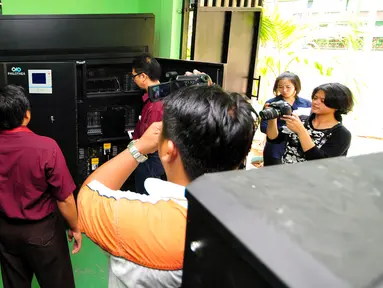 Dirtipikor Bareskrim Polri bersama tim ahli lakukan pemeriksaan UPS di SMAN 57, Jakarta, Sabtu (13/6/2015).  Pemeriksaan bertujuan sebagai untuk melengkapi berkas penyelidikan kasus pengadaan UPS yang terjadi di DKI Jakarta. (Liputan6.com/Yoppy Renato)