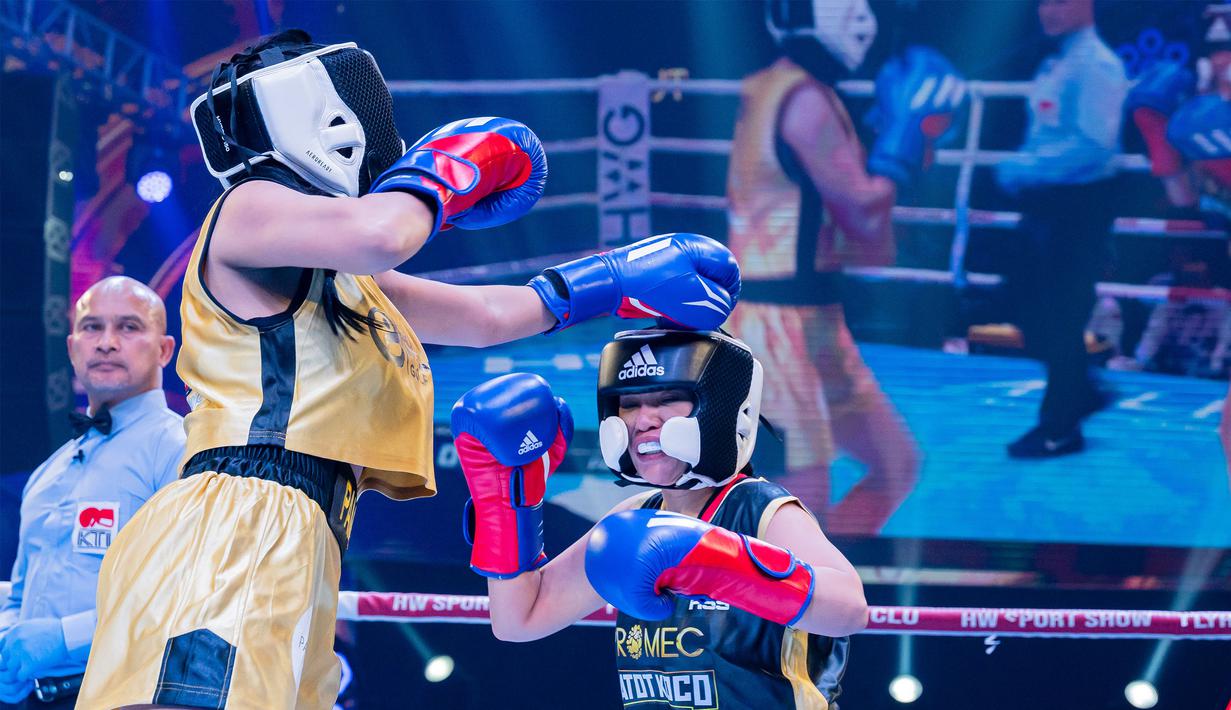 Disjoki, Dinar Candy (kanan), berusaha menghindari dari pukulan penyanyi dangdut, Pamela Safitri (kiri), dalam pertandingan tinju antar selebriti Holywings Sport Show (HSS) Series 3 yang berlangsung di Atlas Super Club, Bali, Minggu (10/9/2023). (Dok. Holywings)