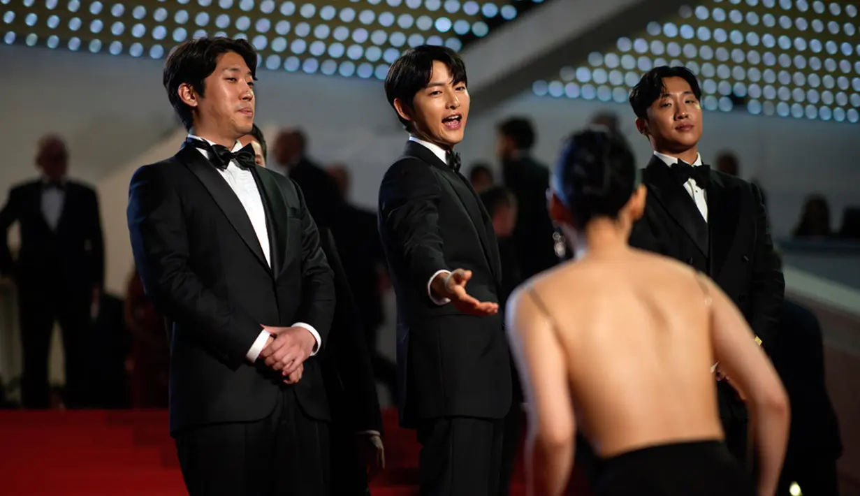 Salah satu penampilan karpet merah yang ditunggu-tunggu di Festival Film Cannes 2023 adalah Song Joong-ki yang diharapkan akan mengajak serta sang istri, Katy Louise Saunders. (AP Photo/Daniel Cole)