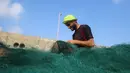 Seorang nelayan bekerja di sebuah pelabuhan Gaza City, 13 Agustus 2020. Otoritas Israel pada 12 Agustus 2020 waktu setempat mengumumkan larangan pengiriman bahan bakar ke Gaza dan mempersempit zona penangkapan ikan nelayan Gaza dari 15 menjadi delapan mil laut. (Xinhua/Rizek Abdeljawad)