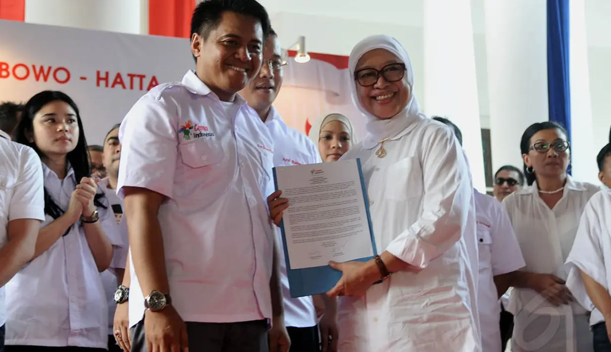 Oktiniwati Ulfa Dariah Rajasa,  selaku istri Hatta Rajasa menerima surat pernyataan dukungan dari salah satu pengurus Gema Indonesia, Jakarta, Rabu, (21/5/14) (Liputan6.com/Johan Tallo)