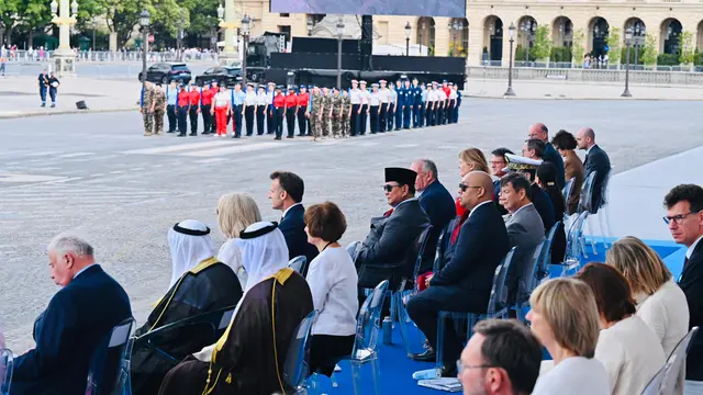 Presiden Prabowo Subianto menghadiri langsung peringatan Bastille Day atau Hari Nasional Prancis sebagai tamu kehormatan di Paris, Senin (14/7/2025). Kehadiran Prabowo merupakan undangan langsung dari Presiden Prancis, Emmanuel Macron.