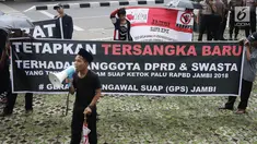 Aktivis antikorupsi dan mahasiswa  yang mengatasnamakan Gerakan Pengawal Suap (GPS) Jambi berunjuk rasa di depan Gedung KPK, Jakarta, Jumat (9/3). Mereka mendesak KPK segera menahan tersangka suap Gubernur Jambi Zumi Zola. (Liputan6.com/Herman Zakharia)