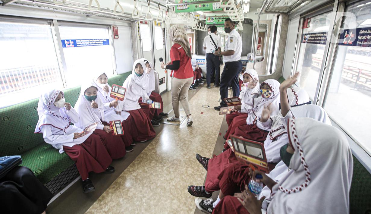 Sejumlah siswa sekolah dasar (SD) naik kereta saat mengikuti perayaan Hari Anak Nasional yang digelar KAI Commuter di Stasiun Jakarta Kota, Jakarta, Jumat (22/7/2022). Kegiatan tersebut sekaligus bertujuan untuk mengenalkan moda transportasi kereta kepada siswa sejak dini. (Liputan6.com/Faizal Fanani)