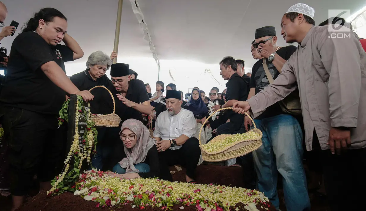 Komedian Indro Warkop bersama anaknya memandangi pusara istrinya, Nita Octobijanthy di TPU Tanah Kusir, Jakarta, Rabu (10/10). Putri Indro, Satya Paramita Hada Dwinita berkali-kali menangis saat pemakaman sang bunda. (Liputan6.com/Faizal Fanani)