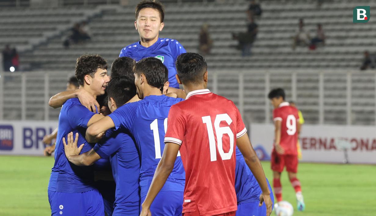 <p>Selebrasi para pemain Uzbekistan U-20 setelah Murodjon Komilov mencetak gol pertama ke gawang Timnas Indonesia U-20 pada laga uji coba internasional di Stadion Madya, Senayan, Jakarta, Selasa (30/1/2024). (Bola.com/M Iqbal Ichsan)</p>