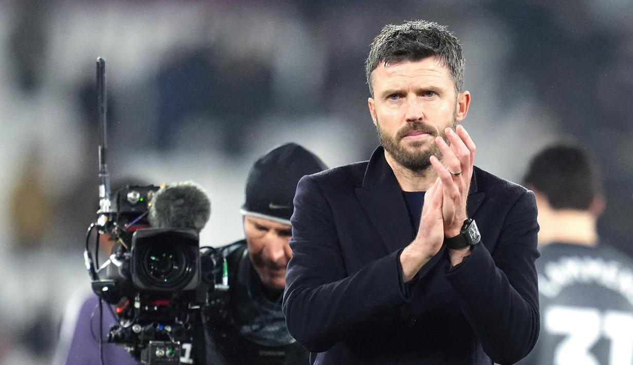 Pelatih Manchester United, Michael Carrick, memberikan uplaus setelah laga melawan West Ham United pada pekan ke-26 Premier League di London Stadium, Rabu (11/2/2026). (Adam Davy/PA via AP)