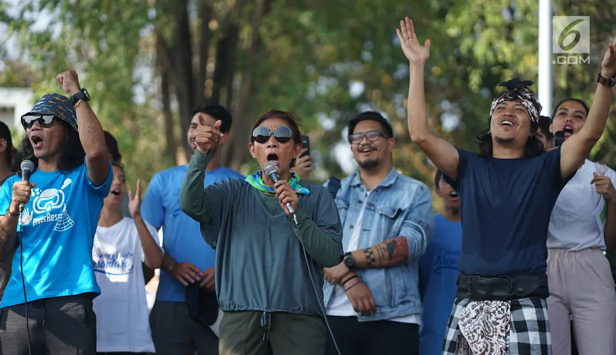 Menteri Susi Pudjiastuti menyanyi bersama Kaka Slank dan Robby Navicula dalam pawai Bebas Sampah Plastik di Taman Aspirasi Monas, Jakarta, Minggu (21/7/2019). Pawai mengajak masyarakat untuk menolak penggunaan plastik sekali pakai karena sudah mengancam lingkungan. (Liputan6.com/Immanuel Antonius)
