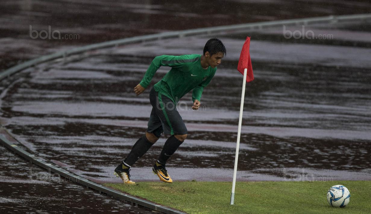 Gelandang Timnas Indonesia, Septian David Maulana, bersiap melakukan korner saat latihan di Stadion UKM, Selangor, Sabtu (19/8/2017). Latihan ini merupakan persiapan jelang laga SEA Games melawan Timor Leste. (Bola.com/Vitalis Yogi Trisna)