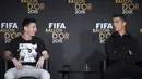 Cristiano Ronaldo berbincang dengan Lionel Messi saat acara penghargaan Ballon d'Or 2015 di Zurich, (11/1/2016). (AFP/Oliver Morin)