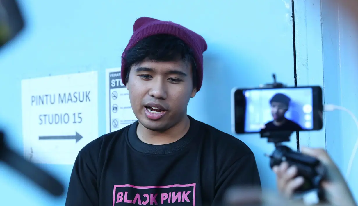 Meski  beragama Kristen, Joshua Suherman mengaku ikut menahan lapar dan haus pada Ramadan tahun ini. Beberapa yang menjadi alasan bagi mantan penyanyi dan pemeran cilik itu menjalankan ibadah puasa. (Nurwahyunan/Bintang.com)