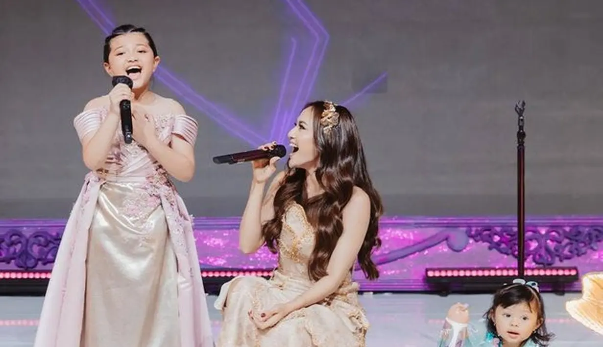 <p>Pada momen itu, Mahalini menghibur tamu undangan di acara Ashanty. Ia membawakan lagu andalannya bersama Arsy. [Foto: instagram.com/mahaliniraharja]</p>