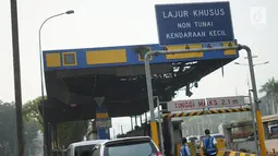 Petugas terlihat di dekat Gerbang Pejompongan tol dalam kota yang rusak akibat dibakar massa di Jakarta, Rabu (25/9/2019). Kebakaran tersebut menyebabkan gerbang tol ditutup untuk sementara waktu sampai selesai proses perbaikan. (Liputan6.com/Immanuel Antonius)