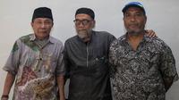 Legenda timnas Indonesia, Bob Hippy, Djunaidy Abdillah dan Berthy Tutuarima, melayat almarhum Maulwi Saelan di Masjid Al-Azhar Syifa Budi, Jakarta, Selasa (11/10/2016). (Bola.com/Vitalis Yogi Trisna)