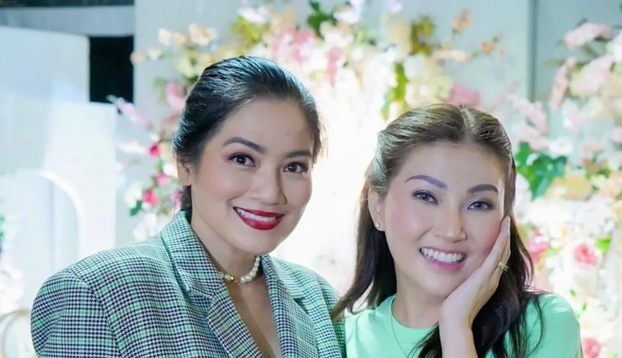 Titi Kamal tampil stylish mengenakan oversized plaid blazer warna abu-abu dan inner putih. Penampilannya ini disempurnakan dengan sling bag biru dan sneakers putih. (Instagram/titi_kamall).