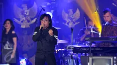 Grup Musik Dewa 19 saat konser Revolusi Pancasila di ruang Pustakaloka, gedung Nusantara IV, komplek DPR, Kamis (26/5/2016). Konser ini merupakan peringatan hari lahir Pancasila ke 70 yang jatuh pada tanggal 1 Juni (Liputan6.com/Johan Tallo)