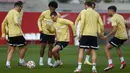 Para pemain Sevilla mengikuti sesi latihan di Seville, Spanyol, 22 November 2021. Sevilla akan menghadapi Wolfsburg pada pertandingan sepak bola Grup G Liga Champions. (JORGE GUERRERO/AFP)