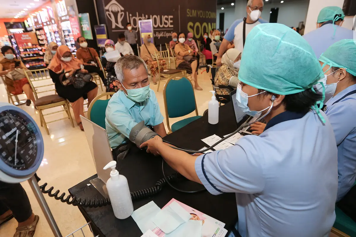 Vaksinasi Tenaga Pendidik dan Lansia di Mall