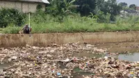 Kali Pesanggrahan dipenuhi sampah yang berada di Kecamatan Sawangan, Kota Depok. (Liputan6.com/Dicky Agung Prihanto)