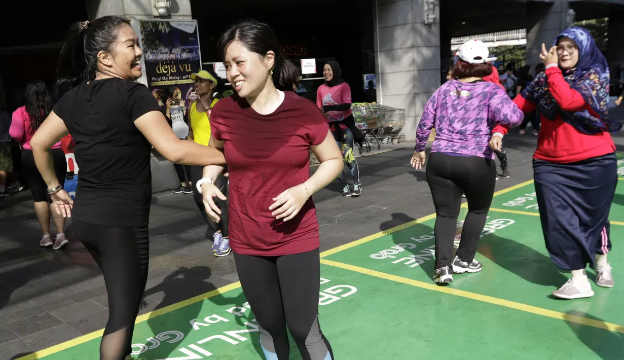 Sejumlah warga mengikuti senam Zumba di Kawasan Semanggi, Jakarta, Minggu (6/10/2019). Selain bisa membakar kalori dan bermanfaat untuk kesehatan jantung, olahraga ini juga bisa mencegah stress dan memperbaiki mood. (Bola.com/M Iqbal Ichsan)