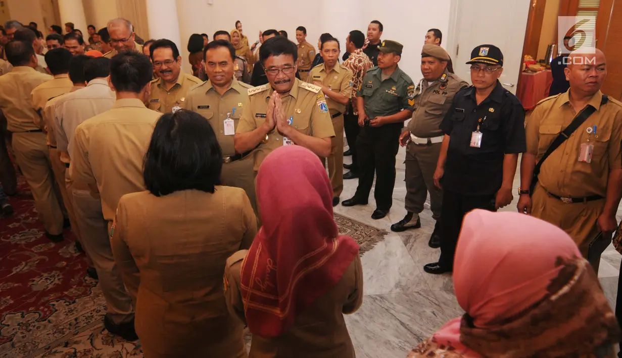 Gubernur DKI Jakarta Djarot Saiful Hidayat menyalami sejumlah pegawai negeri sipil (PNS) Pemerintahan Kota Jakarta ketika halal bihalal di Balaikota Jakarta, Senin (3/7). (Liputan6.com/Gempur M Surya)