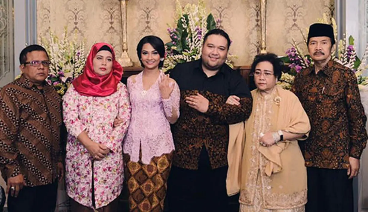 Dalam prosesi lamaran tersebut tentunya keluarga kedua belah pihak juga sudah bertemu. Seperti dalam foto ini, kedua orang tua Vanessa berfoto dengan keluarga dari Didi Mahardhika. (Instagram/vanessaangelofficial)