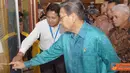 Citizen6, Jakarta: Wapres RI, Boediono beserta Menko Perekonomian, Hatta Rajasa sedang mendapat penjelasan dari Manajer Senior Komunikasi Korporat PLN, Bambang Dwiyanto, tentang program unggulan PLN 2011, di JCC Senayan, Jakarta, Selasa (12/4). (Agus)