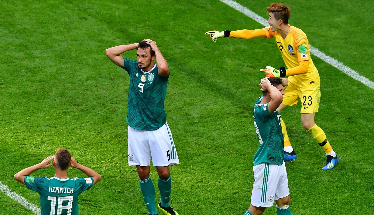 Para pemain Jerman tampak kecewa usai ditaklukkan  Korea Selatan pada Piala Dunia 2018 di Kazan Arena, Rusia, (27/6/2018). Jerman takluk 0-2 dari Korea Selatan. (AFP/Luis Acosta)